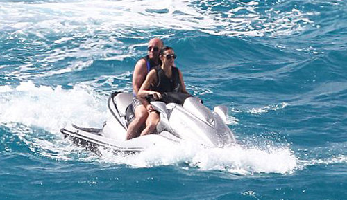 Для начала Деми и Эштон покатались на аквабайках