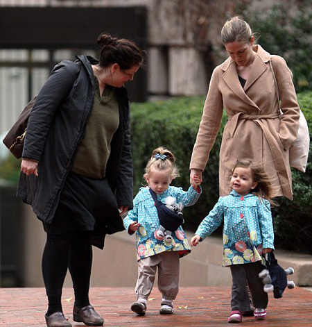 Сару Джессику ПАРКЕР (в светлом пальто) во время прогулок с дочерьми всегда сопровождает няня