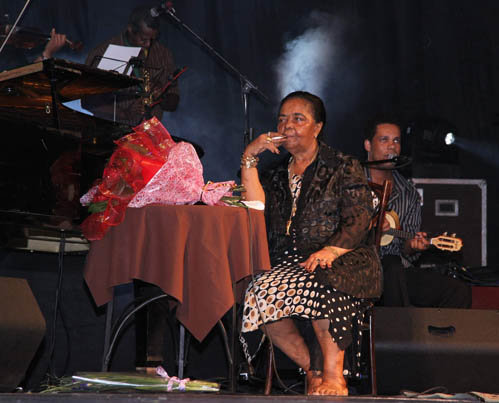 Ее называли босоногой певицей - Эвора всегда ходила без обуви. Фото Светланы КОРОЛЬКОВОЙ.