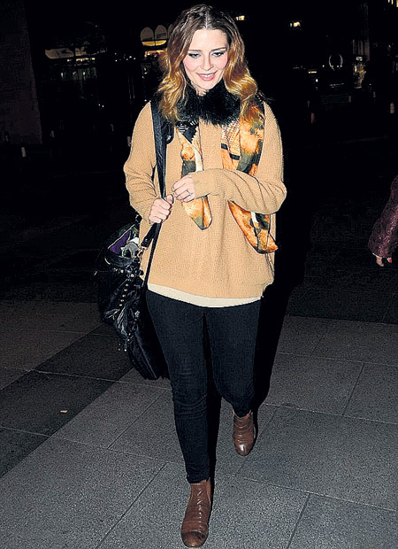 ...подарил колечко БАРТОН...