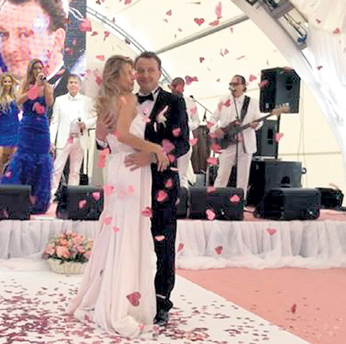 Молодожёны кружились в романтическом танце по лепесткам роз