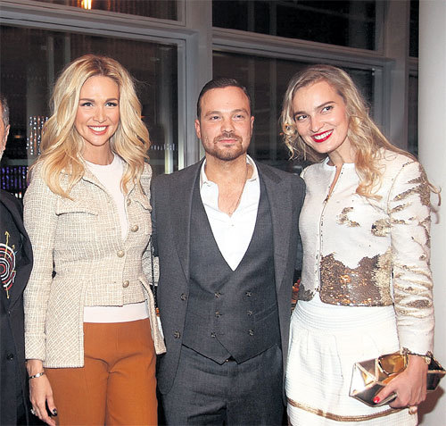 Алексея ЧАДОВА окружали обворожительные блондинки - модель и телеведущая Виктория ЛОПЫРЕВА и ее подружка