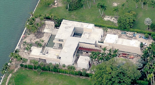 Эту собственность, по данным газеты «Daily Mail», в 2012 году приобрел «таинственный русский» за рекордные $47 млн.