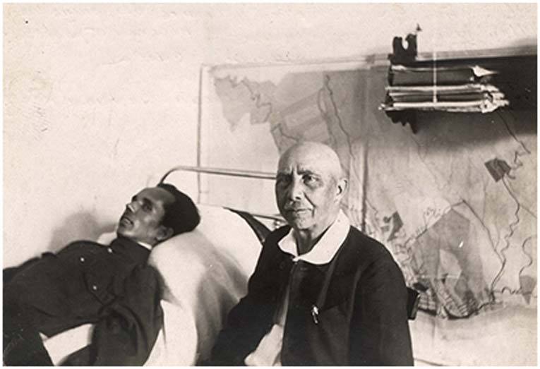 Писатель А. Серафимович у постели Н. Островского. Фото: museumpreod.livejournal.com