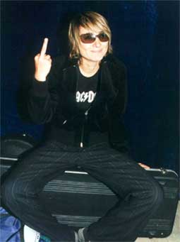 ЗЕМФИРА: показала "фак" журналистам, навравшим, будто она поссорилась с Настей