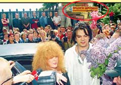 ЦАРСКАЯ ВСТРЕЧА: примадонну завалили цветами, а затем колбасой