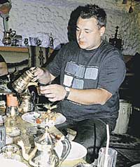 РАДУШНЫЙ ХОЗЯИН: щедро разливал чай