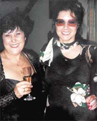 ДЕНЬ РОЖДЕНИЯ НАТАЛЬИ, 2006 ГОД: любящая мама пьет за здоровье звездной дочери