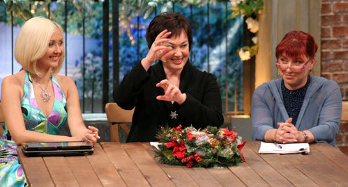 Ведущая программы «Давай поженимся!» Лариса ГУЗЕЕВА и её помощницы – астролог Василиса ВОЛОДИНА и профессиональная сваха Роза СЯБИТОВА