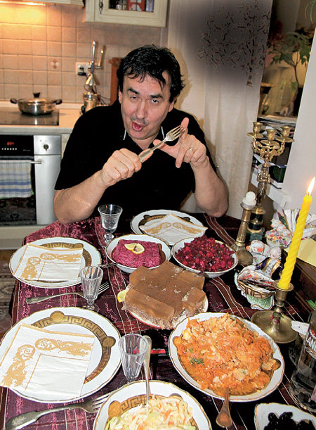 Стол сервировал сам радушный хозяин САДАЛЬСКИЙ