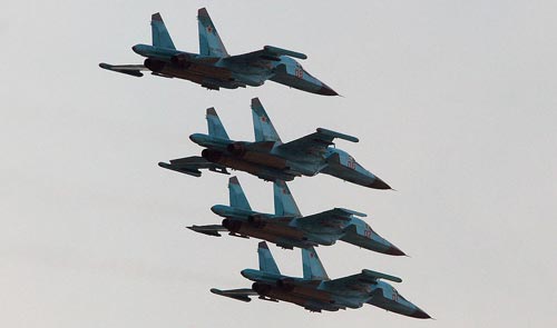 Су-34 в полете. Хорошо видно, что на второй снизу машине «Хибины» отсутствуют, на остальных они есть. Фото: Alan Wilson / Wikimedia.org