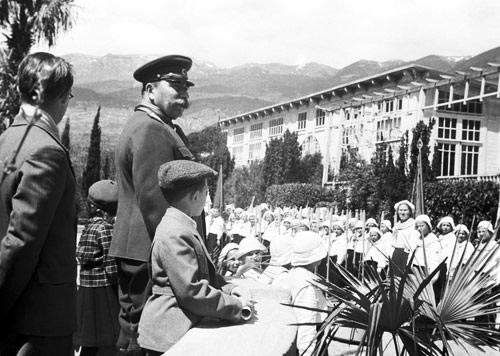 Маршал Советского Союза Семен Буденный в пионерском лагере Артек. 1946 год. Фото Н.Ланкау /Фотохроника ТАСС