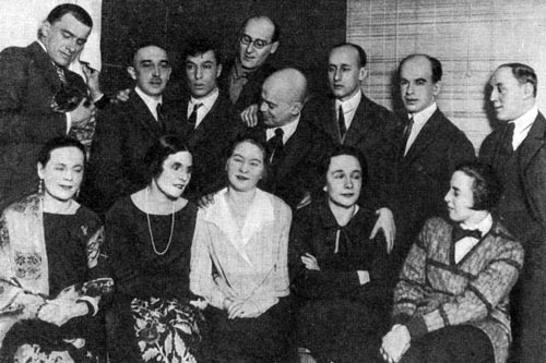 В левом верхнем углу - Владимир Маяковский и Осип Брик (1925). wikimedia