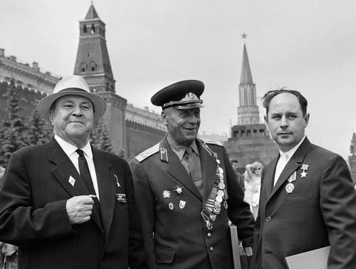 Герои Советского Союза (слева направо) полковник А.Н. Рыжов, прославленный пограничник, полковник запаса Н.Ф. Карацупа, старший лейтенант в отставке И.И. Киселев на Красной площади после вручения орденов Ленина и медалей "Золотая Звезда". 1965 год. Егоров Василий/Фотохроника ТАСС