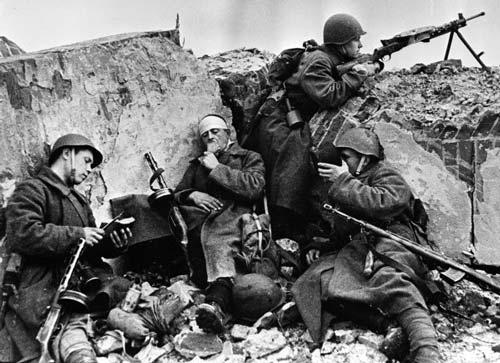 В окопах ВОВ. Архив «РИА Новости». Wikimedia.com