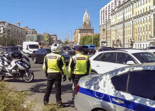 Вы выходите из дома или магазина, а автомобиля нет на месте. Согласитесь, ситуация очень неприятная и стрессовая. Многие начинают паниковать, что вполне естественно, и прибегают к совершенно не эффективным действиям в данной ситуации. Постарайтесь хоть как-то успокоиться и действовать по инструкции.