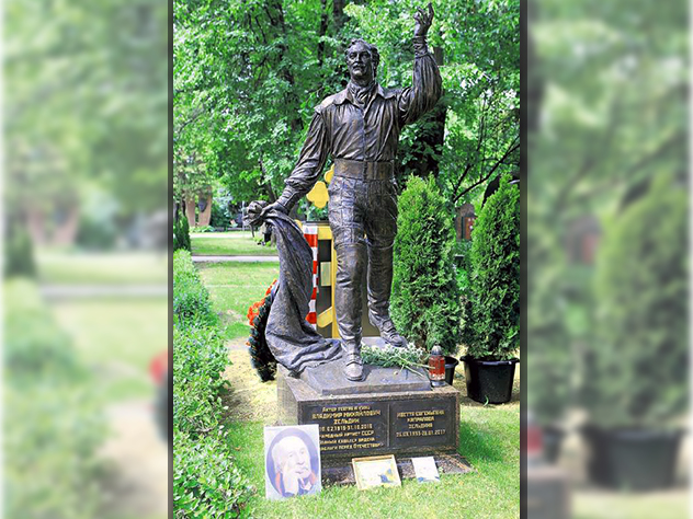 На Новодевичьем кладбище Москвы открыли памятник Владимиру Зельдину