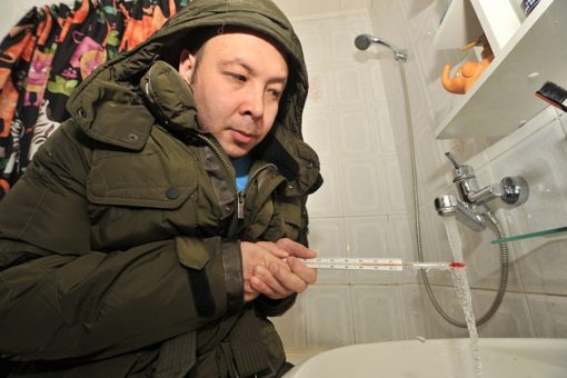 Если горячая вода в кране недостаточно горячая (а для неё придумали свой СанПиН 2.1.4.2496-09, который утвердил главный санитарный врач РФ от 07.04.2009 г.: минимум 60°C, максимум 75°C. Этот же документ говорит про допустимые отклонения в 3-5 градусов днём и ночью, соответственно), то можно сделать перерасчёт.