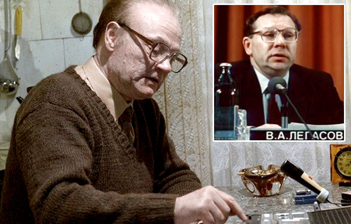 Сериальный Легасов показан на убогой кухне, что никак не вяжется с его статусом. Справа - реальный академик на конференции МАГАТЭ в августе 1986 г.