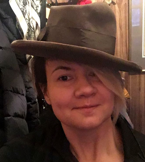 Наша журналистка Евгения Коробкова в шляпе Ивана Павлова