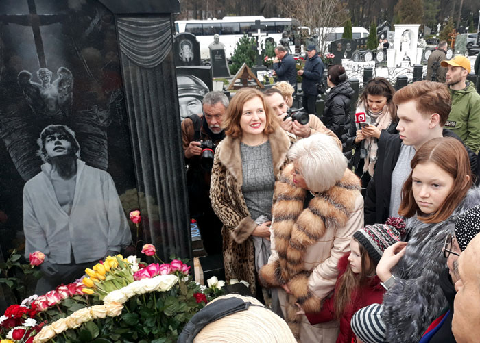 Поргина с сыном и его семьей на открытии памятника Николаю Петровичу
