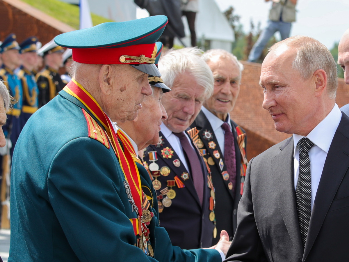 Владимир Путин на встрече с ветеранами Выяснилось, что за записку Путин передал ветерану