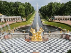 Посетители сломали 4 пальца известной статуе в Петергофе