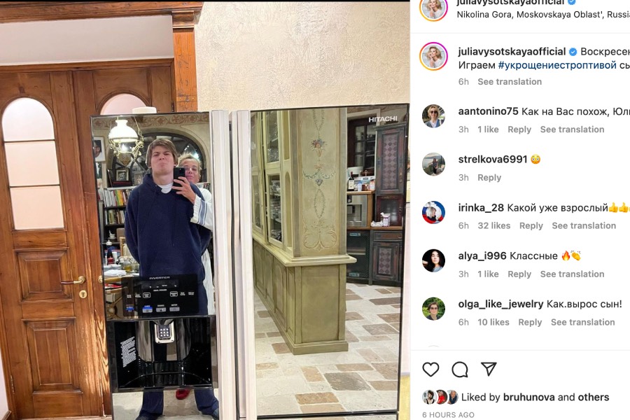 Высоцкая показала редкие снимки подросшего сына-красавчика от Кончаловского