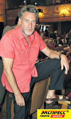 АРТЕМИЙ ТРОИЦКИЙ: босоножка под стать серебряной калоше