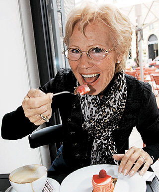 ...она всегда забегает в любимую мюнхенскую кондитерскую...