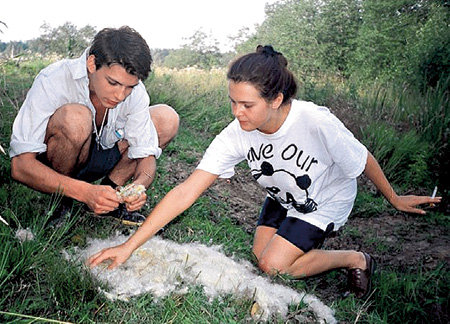 На даче у Арсения СТРАХОВ с подружкой Светой ВОРОНКОВОЙ занимался странными вещами. Например, мастерили ложе из одуванчикового пуха (фото adezhurov.livejournal.com)