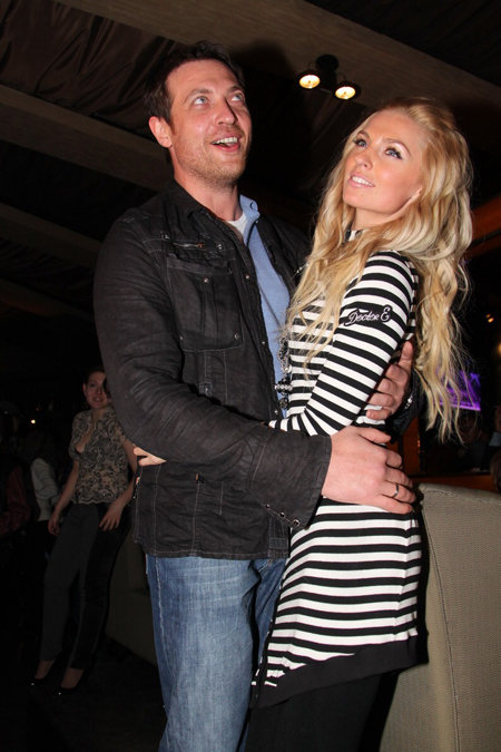 Саша САВЕЛЬЕВА и Кирилл САФОНОВ поженились тайно, и теперь они хотят повторить свадьбу - для друзей.