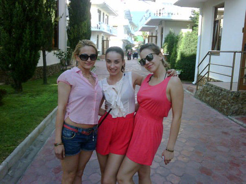 Виктория ДАЙНЕКО с подругами