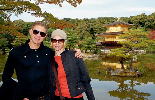 В 2008 году в Киото у построенной в 1397 году «золотой башни» сёгуна Ёсимицу Митя пообещал Яне уйти из «Hi-Fi» и начать сольную карьеру