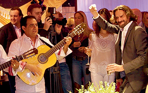 Под зажигательные ритмы «Gipsy Kings» писатель размялся шампанским