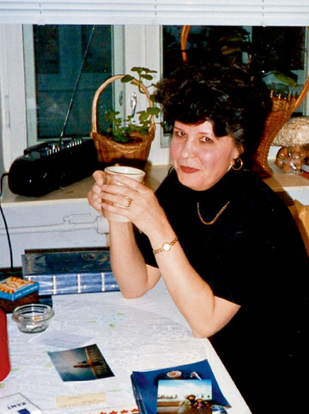 ...тоже влюбился в горничную Елену СТЕПАНОВУ, но испугался, как бы чего не вышло, и прекратил связь на стороне