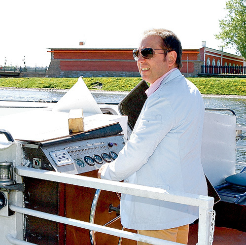 ...легко удаётся управлять какими угодно судами