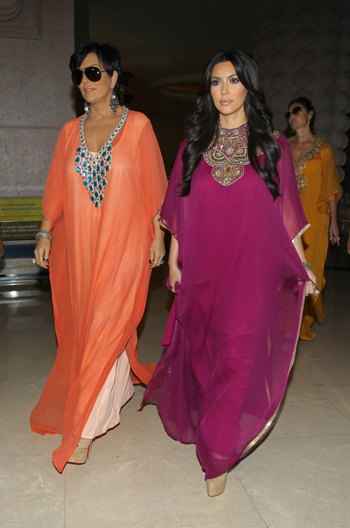 Ким и Крис КАРДАШЬЯН нарядились в национальные одежды и отправились кататься на верблюдах. Фото: Splash/All Over Press.