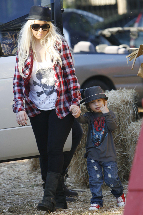 Прихватив сына Макса, Кристина АГИЛЕРА отправилась выбирать тыкву к Хэллоуину. 