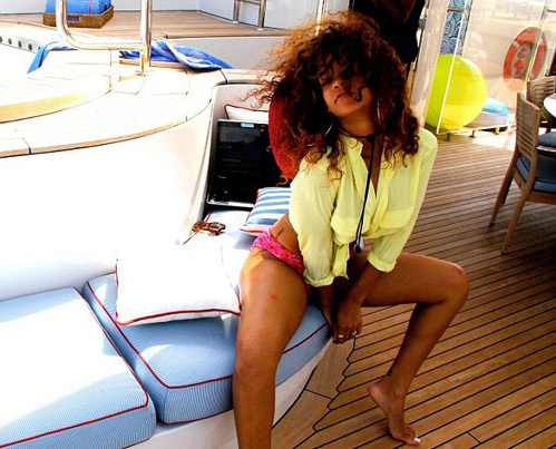 РИАННА. Фото: фейсбук**/Rihanna