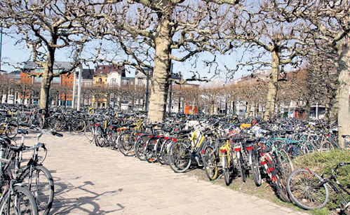 Велосипед - основное средство передвижения в Бельгии. Даже в объявлениях о продаже или аренде квартир будет указано, есть ли у дома стоянка для них