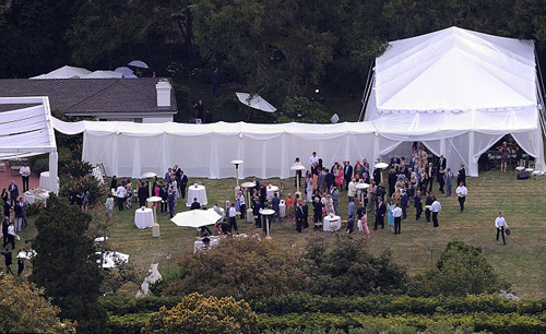 Торжество проходило в поместье БЭРРИМОР, на лужайке установили белые шатры.