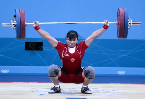 Светлана ЦАРУКАЕВА поднимала штангу с больным коленом