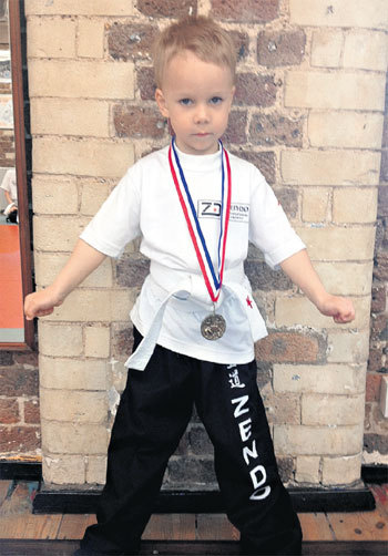 Старший сын Мирон получил свою первую медаль по кикбоксингу