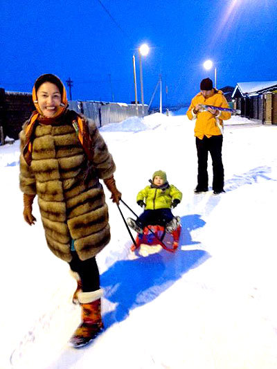 Бабкина покатала внука на санках
