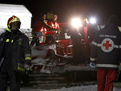 Спасательная операция длилась несколько часов, пострадавших и погибших вывозили вертолётами (фото Reuters)