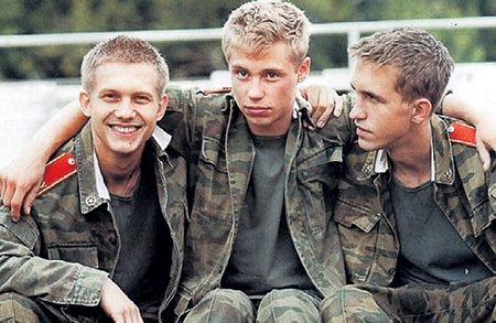 Роль Синицына в сериале «Кадетство» прославила КОРЧЕВНИКОВА (слева). На фото он с Александром ГОЛОВИНЫМ и Иваном ДОБРОНРАВОВЫМ. Фото: kino-teatr.ru