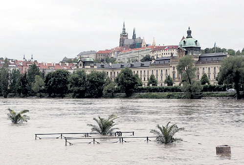 Влтава в Праге разлилась так, что затопила кафе и отели на нижних набережных