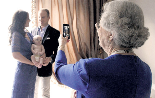 В британских СМИ после крестин принца Георга вышла целая фотосессия с участием двойников вельможных особ. Но никто из королевской семьи не позорился, подавая в суд за «нарушение права на изображение»