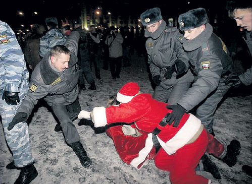 Работа зимнего волшебника порой опасна и трудна